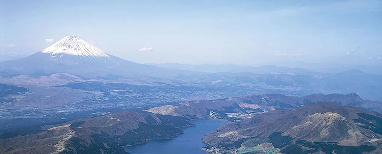 箱根連山と富士山、芦ノ湖を見渡す景色は箱根でも高台に位置する駒ケ岳ならではの景色